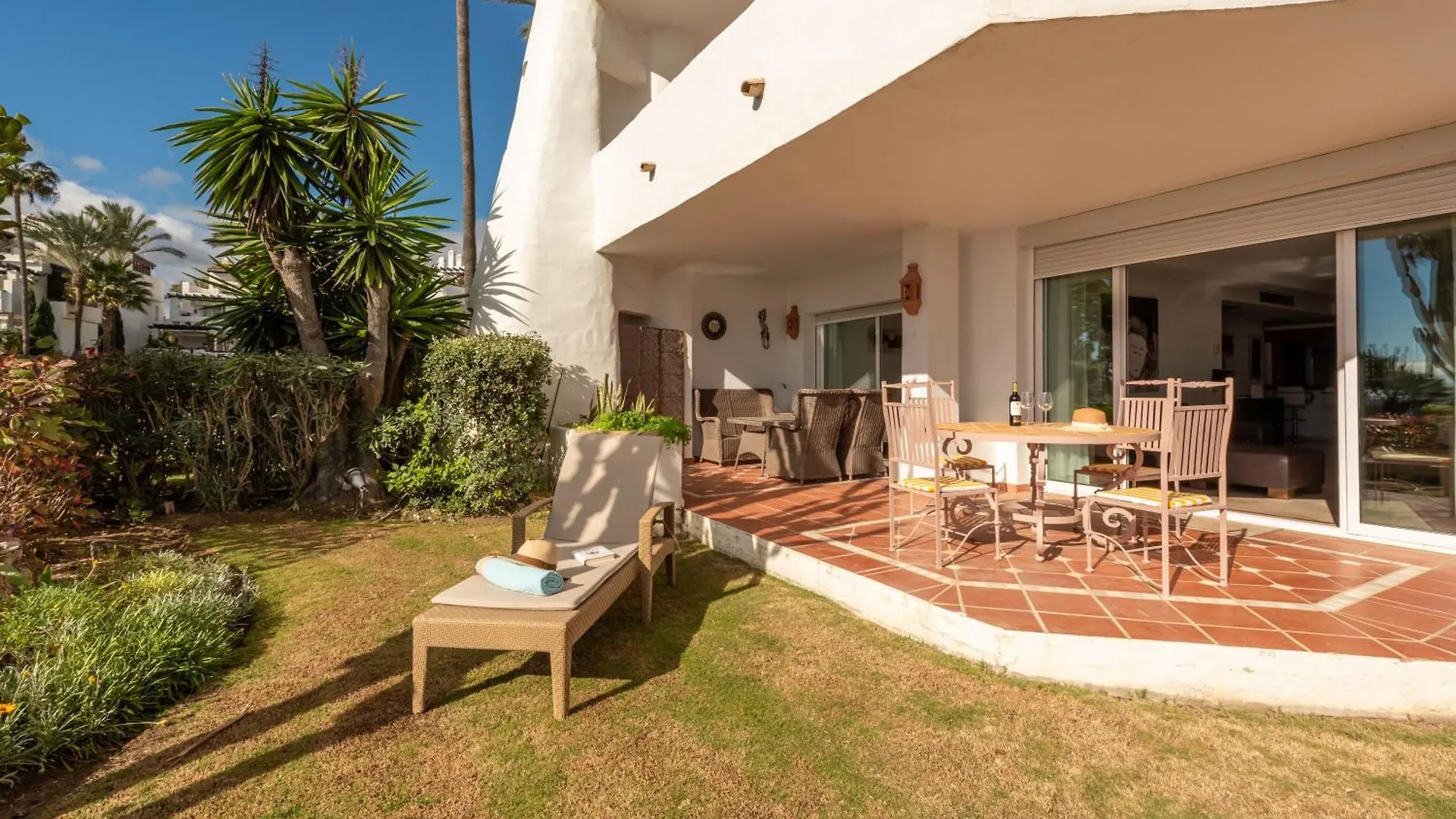 Afrodite Apartment - Frontline Beach Estepona 0*,  Spanien