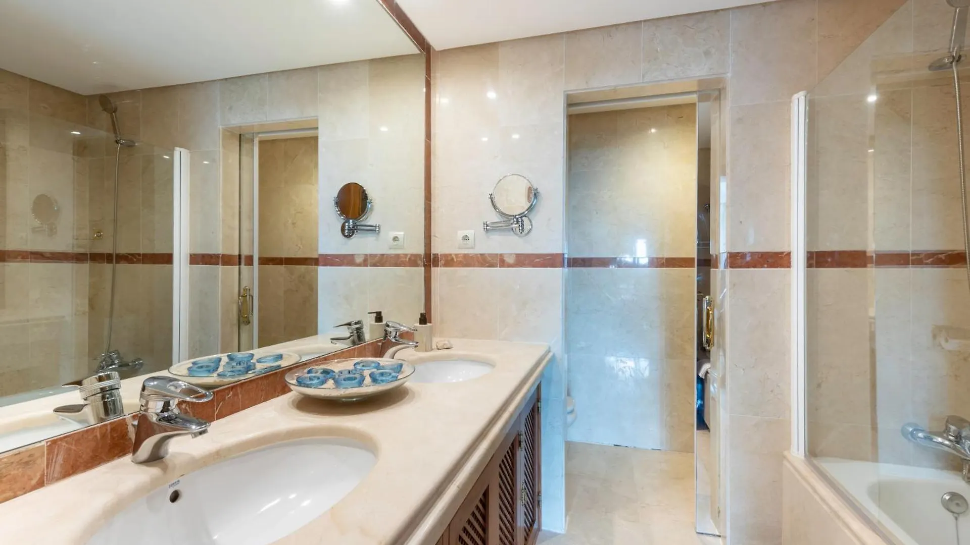 Afrodite Apartment - Frontline Beach Estepona 0*,  Spanien